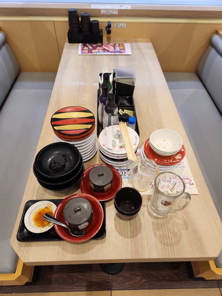 koba_chika's tweet photo. 食後にこの状態まで整えて会計呼ぶんだけど、回転寿司の店員さん的にこれって「ありがたい」のか「実はやりづらい」のか…どっちなんだろ…🤔⠀

​店員さん、本音を教えてください！ww 
寿司好きとして一番正しい「去り際」を知りたい🍣😆⠀
#回転寿司
#飛ぶ鳥跡を濁さず https://t.co/SsYgQd6dem