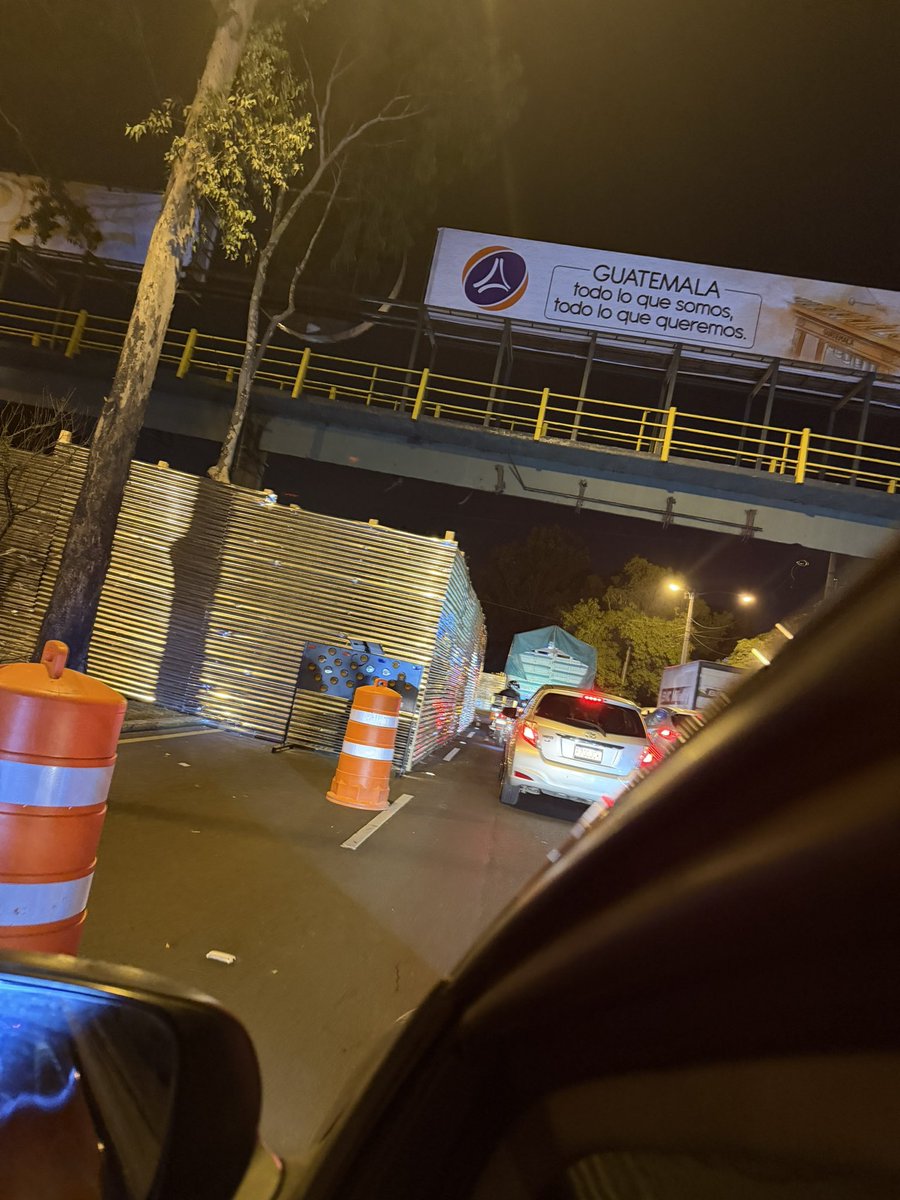danixco_'s tweet photo. aguas!!! Cerraron dos carriles en el trébol cerca del desvío hacia el aeropuerto, de camino a próceres. 

#traficogt #trebol https://t.co/aUfldFzEVh