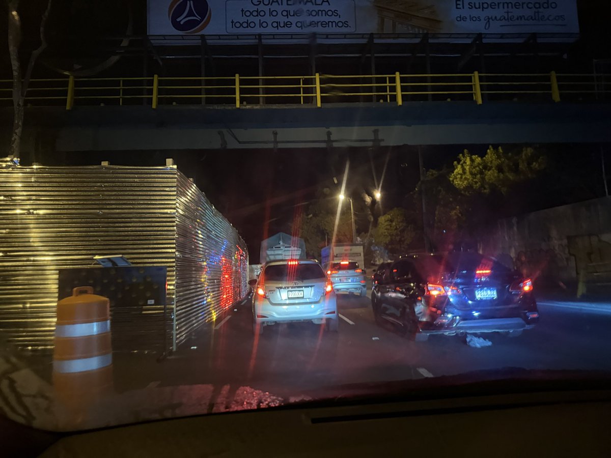 danixco_'s tweet photo. aguas!!! Cerraron dos carriles en el trébol cerca del desvío hacia el aeropuerto, de camino a próceres. 

#traficogt #trebol https://t.co/aUfldFzEVh