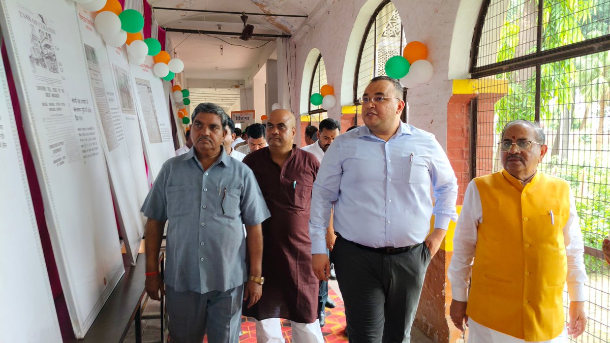 DmKasganj's tweet photo. कासगंज में विभाजन विभीषिका स्मृति दिवस पर स्मृति सभा, प्रदर्शनी और देशभक्ति-सांस्कृतिक कार्यक्रम में विद्यार्थियों के साथ विभाजन के दौरान विस्थापित एवं बलिदान हुए लोगों को श्रद्धांजलि देते हुए राष्ट्रीय एकता और अखंडता का संदेश दिया गया। @CMOfficeUP  @ChiefSecyUP #kasganj https://t.co/hIFGMu03L4