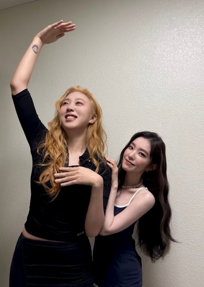 3___2__9's tweet photo. 헐 내기에서 졌다고 영지 진짜 뮤뱅 응원왔네 미친ㅋㅋㅋㅋㅋ https://t.co/Q1VIzEahEx