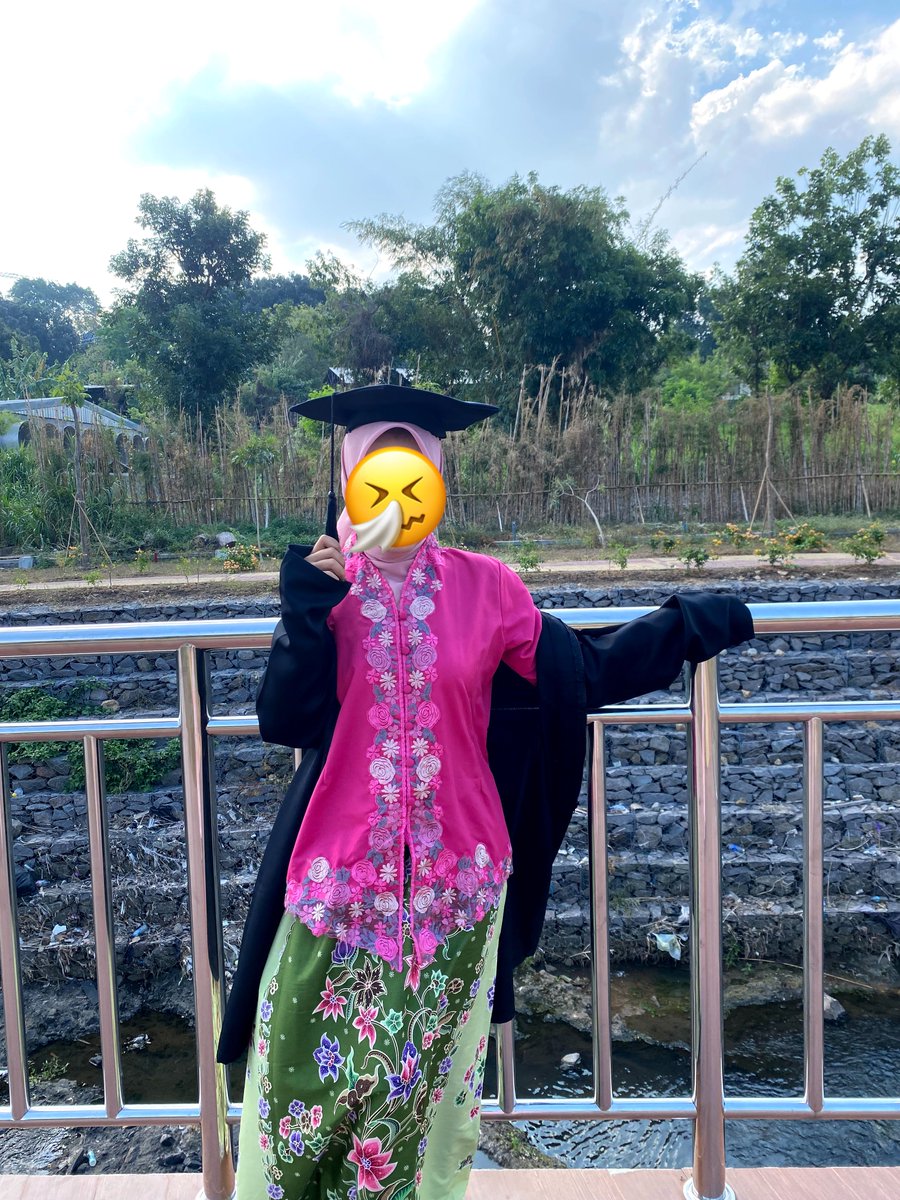 keyshiev's tweet photo. preloved kebaya encim + jarik 100k aja masih baru sekali pake, bisa cod area temcy https://t.co/0XTGr0MU4y