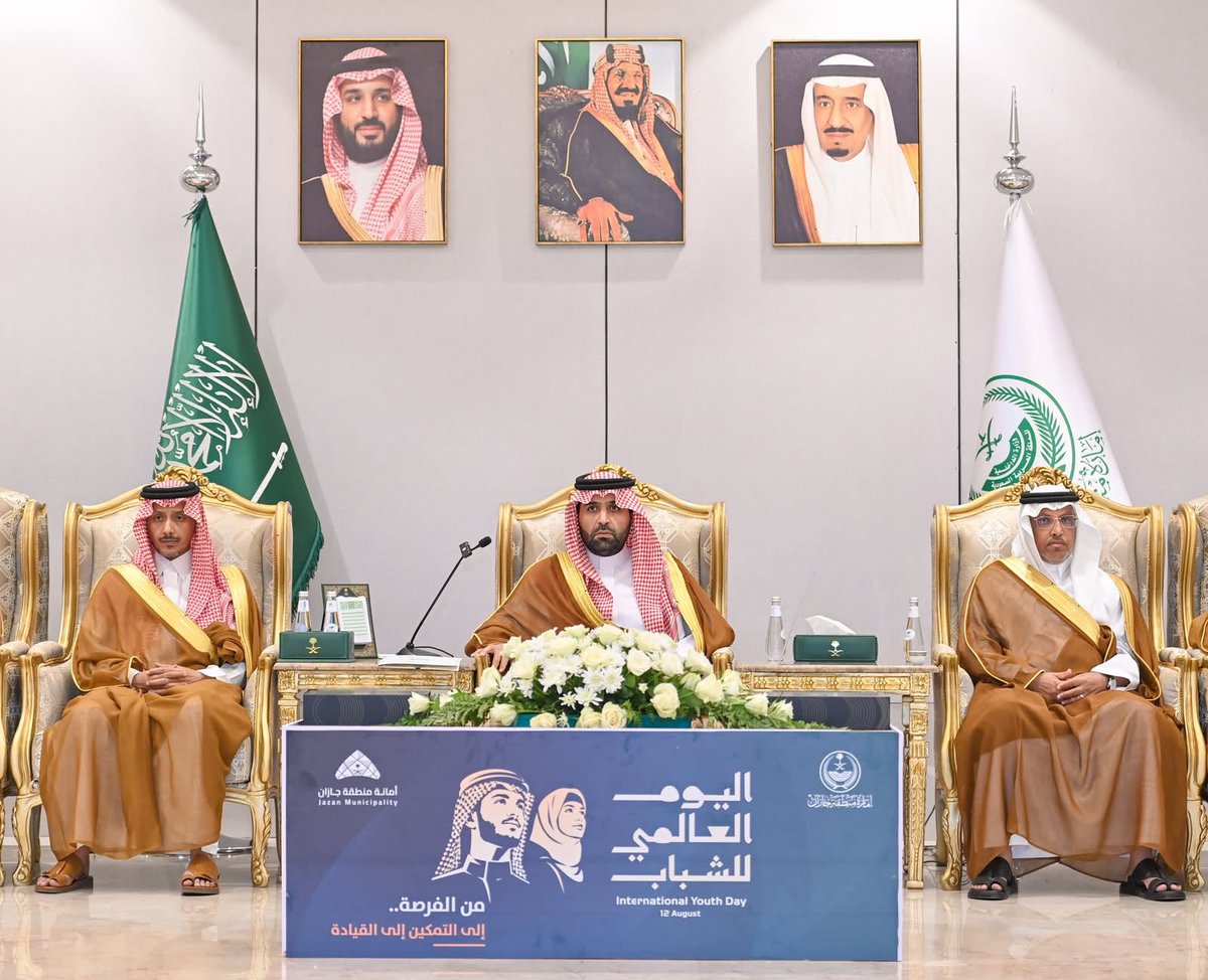 Alshajri_ahmed's tweet photo. تشرفت بالسلام على صاحب السمو الملكي الأمير محمد بن عبدالعزيز بن محمد بن عبدالعزيز، أمير منطقة جازان @jazangov ، وذلك خلال الاحتفاء بـ #اليوم_العالمي_للشباب كلمات سموه ودعمه المستمر للشباب هو الوقود الحقيقي لمواصلة العطاء وتحقيق تطلعات وطننا الغالي

@jazansa https://t.co/QMrBvW9aXZ