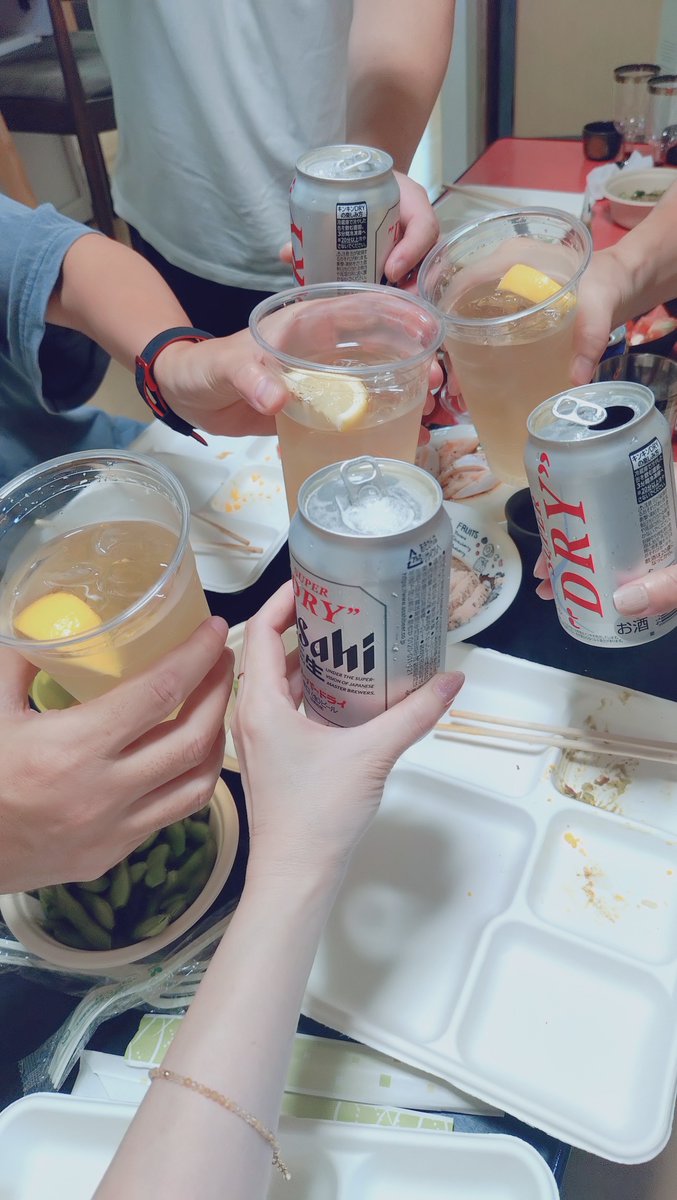 Cadama_chan's tweet photo. 今日は昼からお友達のお家で飲んで食べてしてきました🤤✌️

やっぱり昼飲みは最高なのです🍻 https://t.co/Z07vKCuQex