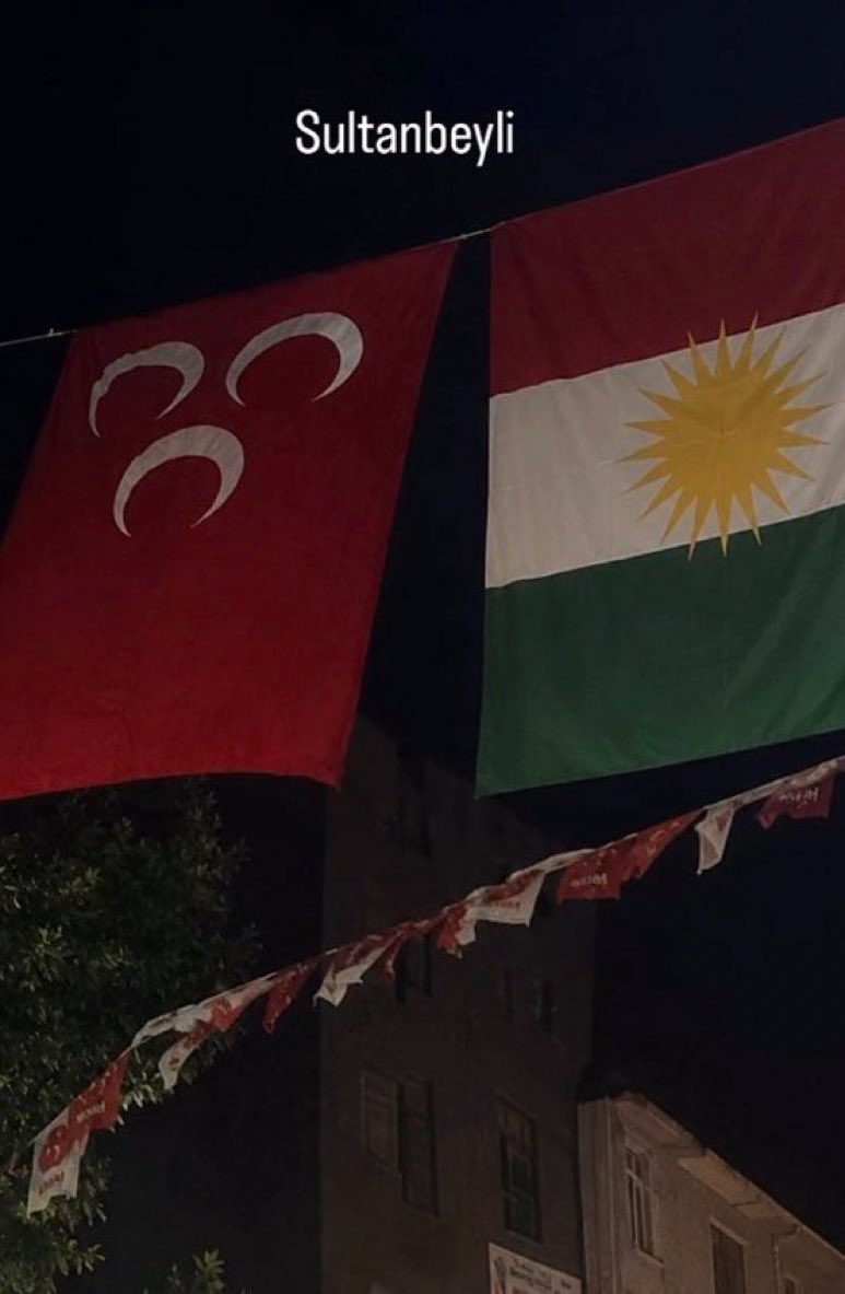alkimunsalENG's tweet photo. Ülkücü değilim ama ben utandım

Nasıl bir virüs girdiyse bünyelerine, bütün ülkücüler hem sağır hem dilsiz olmuş

MHP bayrağı ile Kürdistan bayrağını aynı yere asan kimse bana milliyetçilikten bahsetmesin https://t.co/5zwt1NLAVA