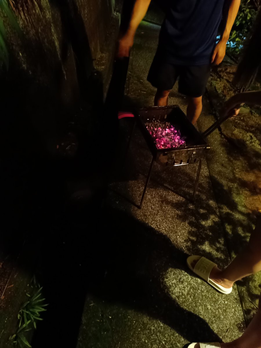 Grandpa_Backpac's tweet photo. お庭でバーベキューの
炭の火を消してるところ

子供の頃から
息子と娘の役割なのです

夕方から雨予報だったけど
じいちゃんの神通力で雨雲を吹き飛ばしときました https://t.co/rZOVhRP8CG