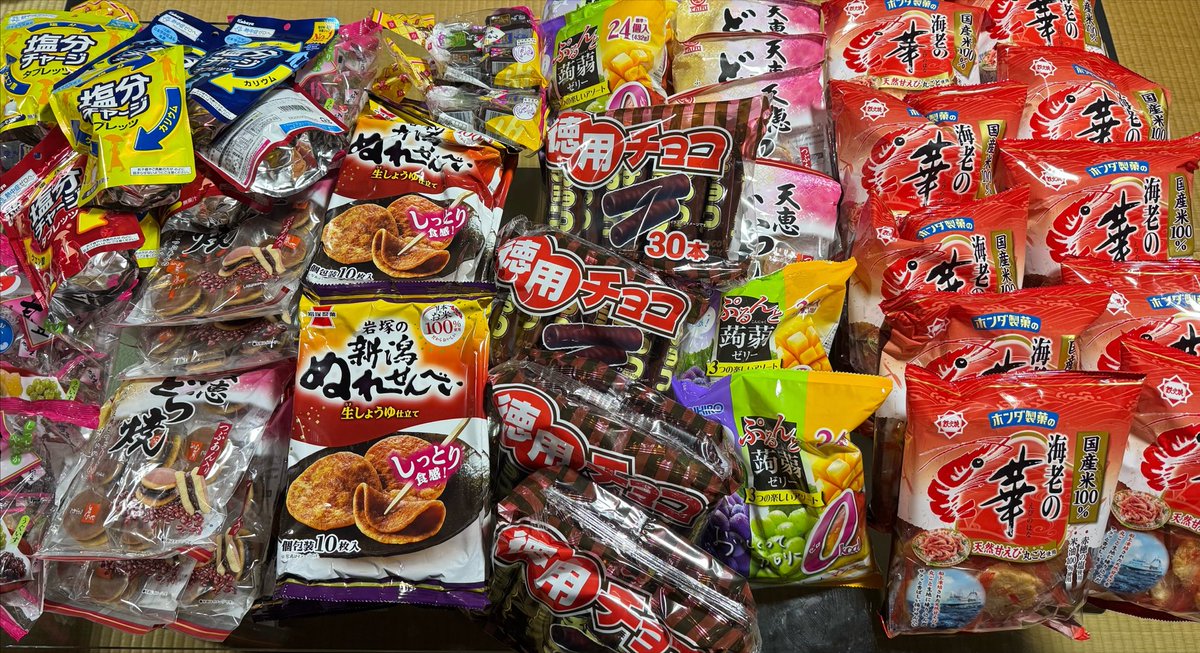 _jpanzai1's tweet photo. KenKenさんをはじめ、匿名の皆様から汗拭きシートやお菓子など、被災地へとご支援をいただきました。本当に有難う御座います。
未だ仮設住宅が整わず、崩れた家のそばで車中生活を続けている方もいらっしゃいます。頂いた物資は、そうした本当に必要とされている方々へ責任を持ってお届けします。
支援物資・支援金を託してくださる方、下記まで宜しくお願い致します。

【支援物資送り先】
食料や車駐泊が快適になるもの等、
 〒861-2231 熊本県上益城郡益城町安永461-5 アンザイ シュンセイ 090-3809-4079

【支援金振込先】 西武信用金庫 
秋川支店（033） 普通 1417164 アンザイ シュンセイ
📞090-3809-4079

手があまり届いていない地域や奥地の被災者へ、責任を持ってお届けします。いち被災者として皆様のご支援に心より感謝申し上げます。
一致団結頑張りましょう🇯🇵