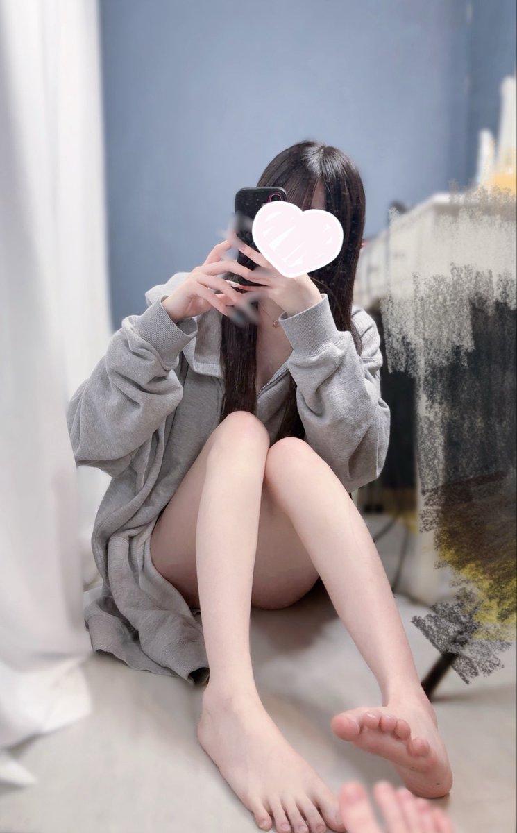 Newvhn's tweet photo. パーカーぶかぶか(⩌_⩌) https://t.co/9PxbHmqHQu