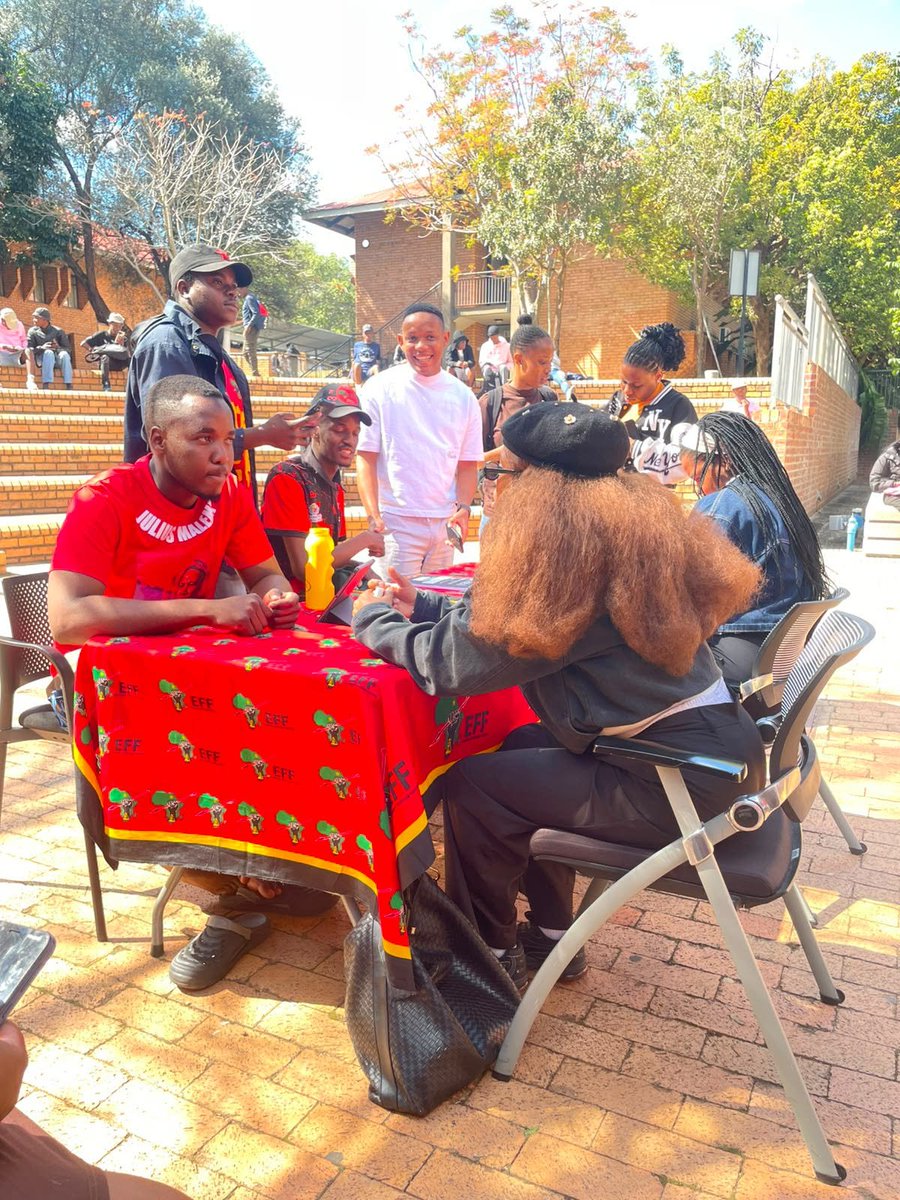 EffscUMP's tweet photo. ♦️HAPPENING NOW♦️

SRC help desk, the EFFYC UMP Mbombela branch is having a SRC help desk at the amphitheater, which is the open space near the great hall💚🖤❤️ come through and enquire about your issues https://t.co/sDknQpzPAK