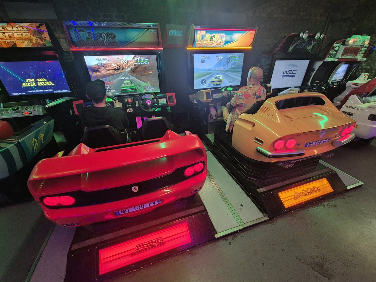 MrTomFum's tweet photo. Went to @TimelessGC and first thing i did was put some scores down for the day. Lovely stuff. #outrun2sp #sega https://t.co/NzRLva0EdE