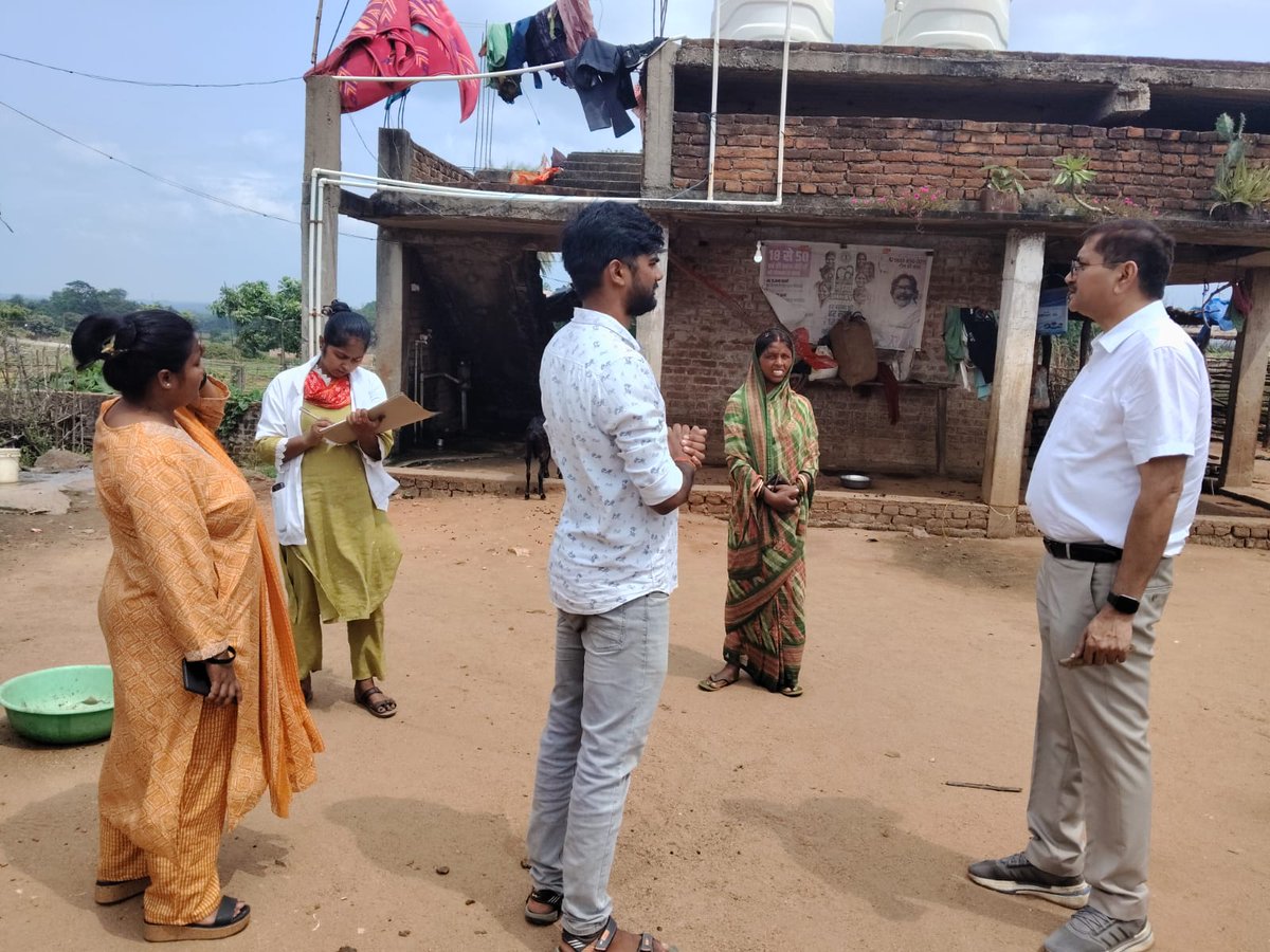 DKoderma's tweet photo. जिला यक्ष्मा पदाधिकारी-कोडरमा, झारखण्ड, डॉ. रमन कुमार के द्वारा आज दिनांक 14/08/2026 को डोमचांच प्रखंड अंतर्गत लक्ष्मीपुर गाँव में ईलाजरत टीबी मरीज के घर एवं स्वास्थ्य केंद्रों का भ्रमण किया इस दौरान उनकी ईलाज़ एवं स्वास्थ्य स्तिथि की जानकारी ली।#TBmuktkoderma
#TBmuktBhart https://t.co/y0lncLruTB