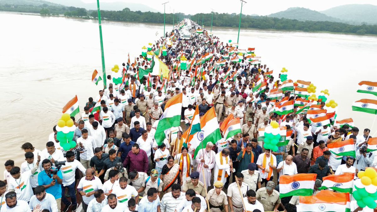 dpradhanbjp's tweet photo. तिरंगा यात्रा - हमारा गौरव, हमारा स्वाभिमान! 

देश के सबसे कम उम्र के वीर स्वतंत्रता सेनानी शहीद बाजी राउत की पावन जन्मभूमि ढेंकानाल जिले के नीलकंठपुर में आज ‘तिरंगा पदयात्रा’ में सम्मिलित होने का सौभाग्य प्राप्त हुआ। इस पदयात्रा में जनसामान्य और युवा साथियों का उत्साह एवं राष्ट्रप्रेम की भावना सहज रूप से दिखी।