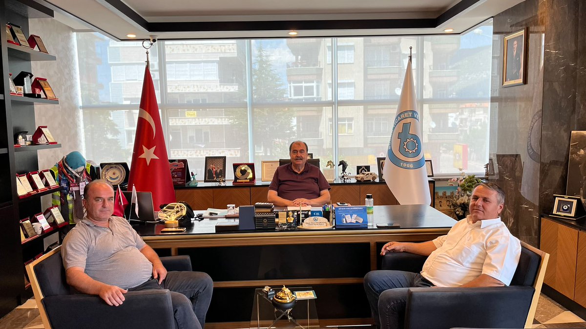 VeBucak's tweet photo. Bucak Kayı Köyü Muhtarı Hidayet Kaplan ve Odamız Üyesi Sınırlı Sorumlu Kayı Köyü Tarımsal Kalkınma Kooperatifi Yönetim Kurulu Başkanı Abdullah Kaplan, Bucak Ticaret ve Sanayi Odası Yönetim Kurulu Başkanı Hasan Yalçın Meçikoğlu’nu makamında ziyaret etti. https://t.co/3JdEE6VO50