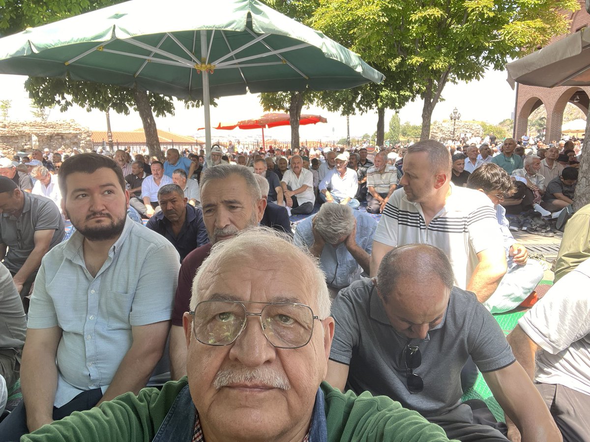 mehmeterdogan27's tweet photo. Annemin Vefatının 4. Sene’i devriyesinde,

Hacı Bayramı Veli Hazretlerinin,

bitişiğinde türbesinin de yer aldığı Camiinde Cuma namazımızı kıldık. 

Tüm geçmişlerimize Allah rahmet eylesin. https://t.co/9Z5IWYFnBi