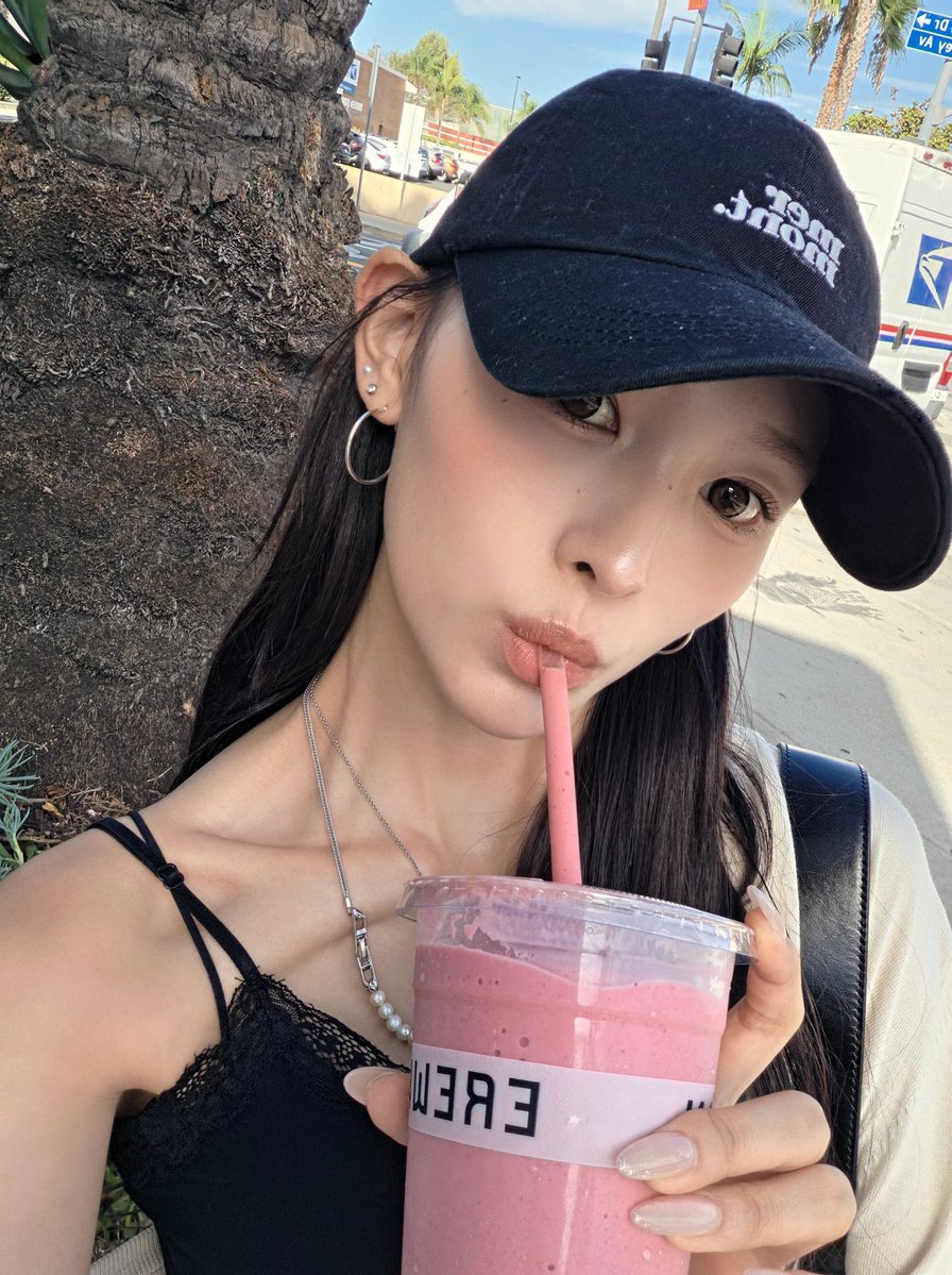 ittominami's tweet photo. Head full of sipping smoothie in LA https://t.co/28Wwk6AofS