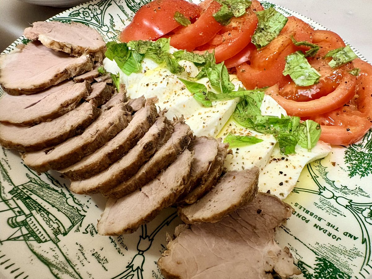 kanozo's tweet photo. 紅茶豚。いつも肩ロースやバラで作るんですが、試しにモモで作ってみた。
ヒレで作っときはイマイチだったけど、モモはとても美味しい！
こんなことならもっと早く作れば良かった。

楽しみにしてたセブンのカレーフェス。
久しぶりのデリーのカシミールとの組み合わせは、幸せといっていいと思う。😸 https://t.co/02k5DKWQOk