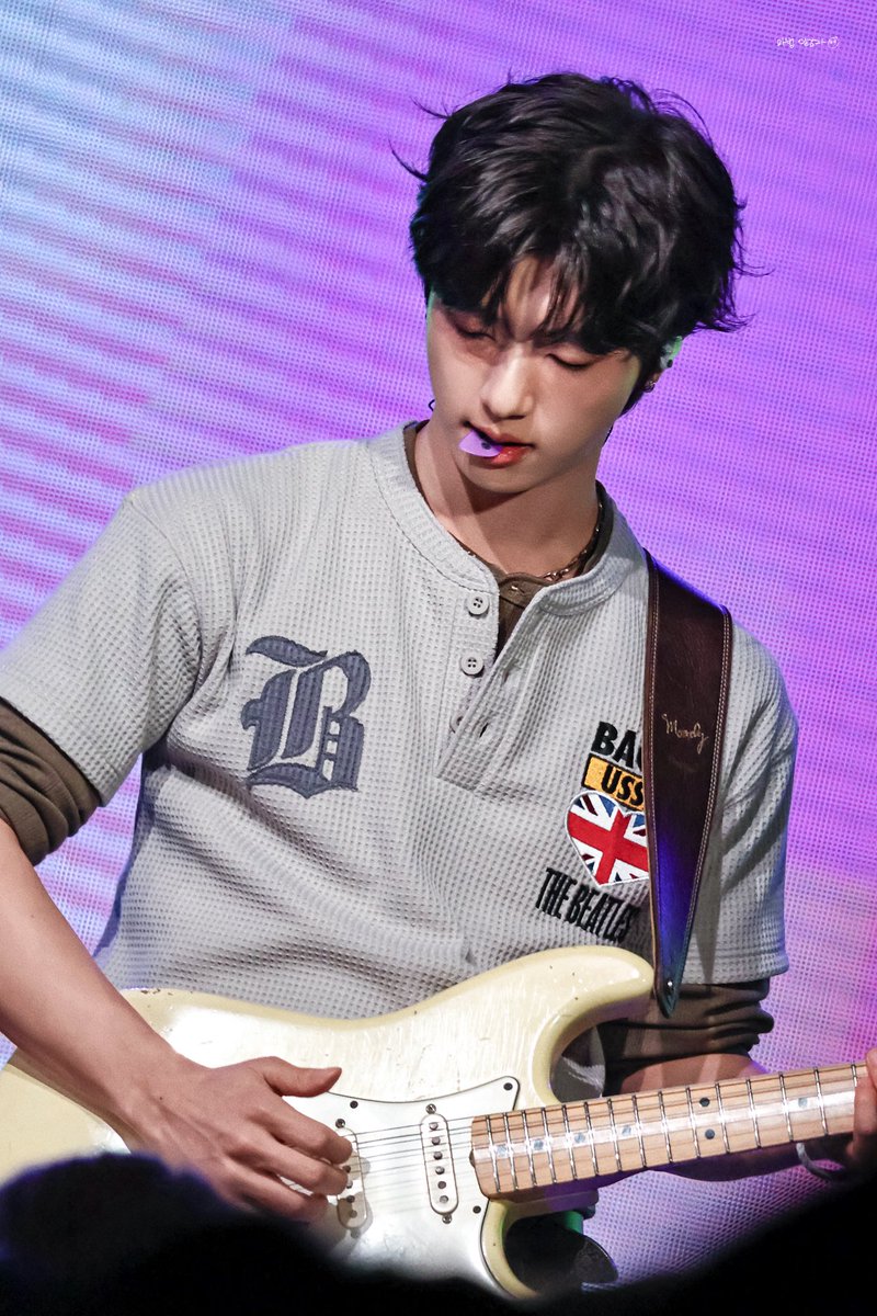 magic_9otato's tweet photo. 260503 STUDIO WE: LIVE #7

오늘 탐라에서 피크물고 기타 치는 검볶머 남자는 
원위의 작사작곡 다 잘하고 기타 연주 실력도 뛰어난 기타리스트 ˗ˏˋ강현ˎˊ˗입니다.ᐟ.ᐟ

원위는 이번달 19일에 "Scenario"라는 곡으로 컴백합니다.ᐟ.ᐟ.ᐟ
많이 관심 부탁드려용♡

#원위 #ONEWE #강현 #KANGHYUN https://t.co/TIJrs4TnBi
