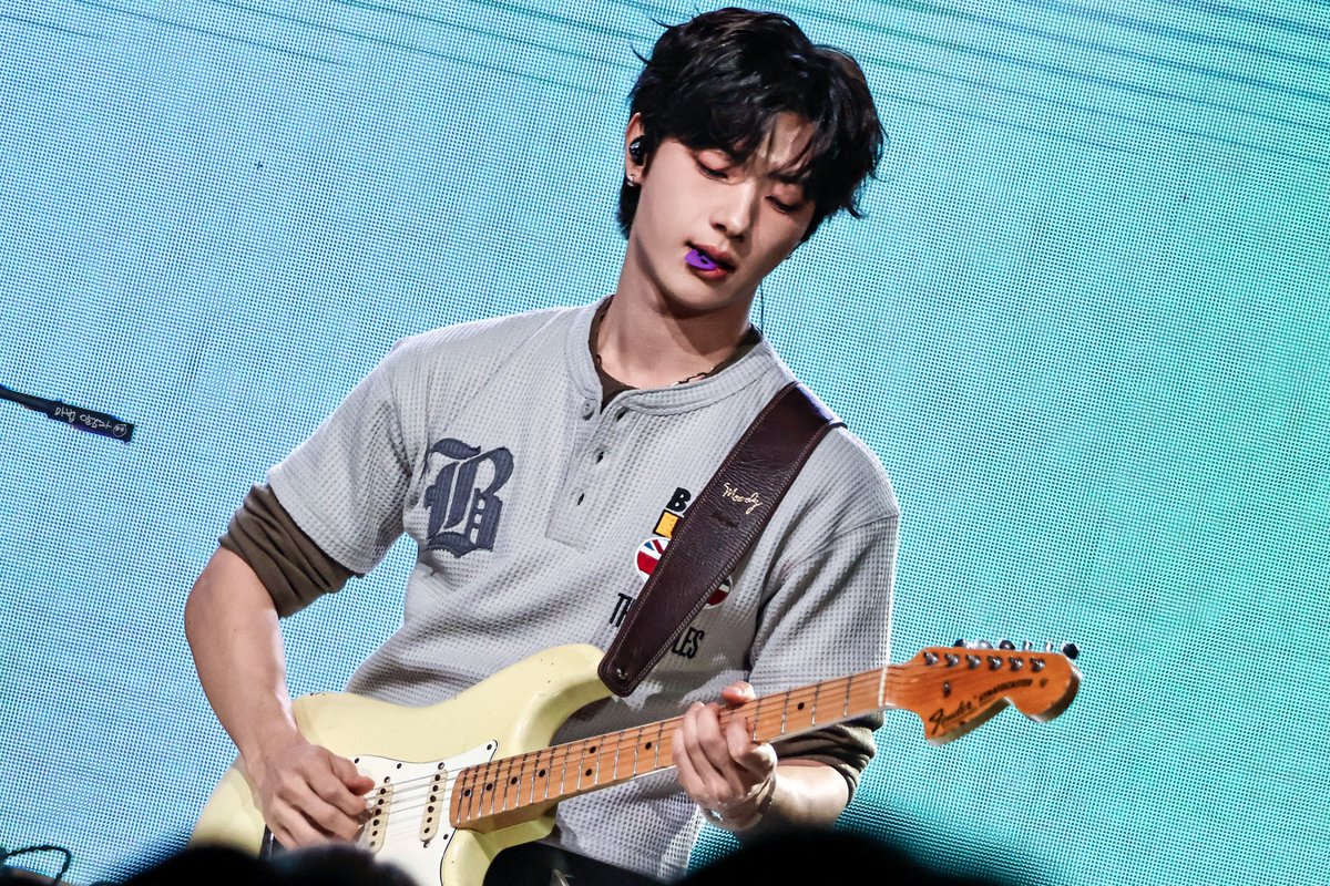 magic_9otato's tweet photo. 260503 STUDIO WE: LIVE #7

오늘 탐라에서 피크물고 기타 치는 검볶머 남자는 
원위의 작사작곡 다 잘하고 기타 연주 실력도 뛰어난 기타리스트 ˗ˏˋ강현ˎˊ˗입니다.ᐟ.ᐟ

원위는 이번달 19일에 "Scenario"라는 곡으로 컴백합니다.ᐟ.ᐟ.ᐟ
많이 관심 부탁드려용♡

#원위 #ONEWE #강현 #KANGHYUN https://t.co/TIJrs4TnBi