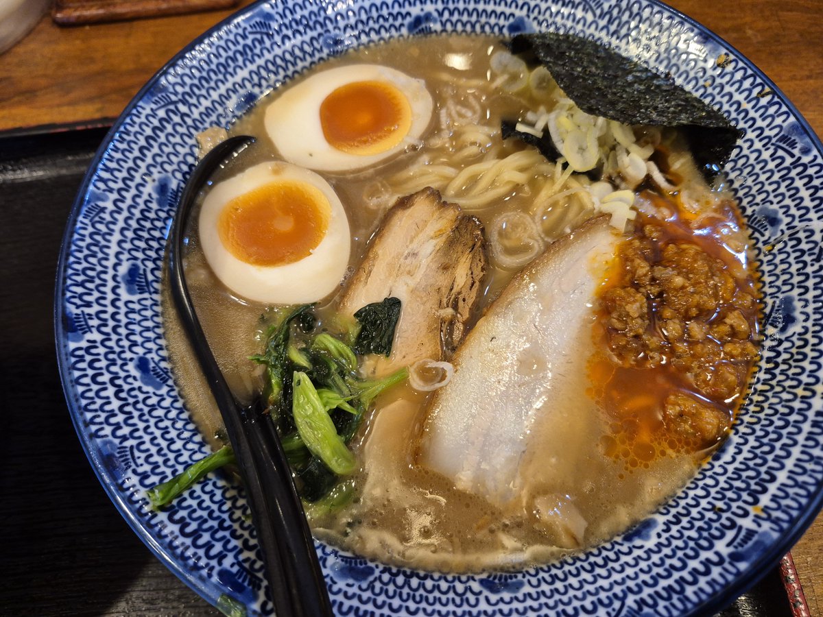KOF5000's tweet photo. ��盆真っ只中ですが、今日も仕事でした。ランチで『大鷹ラーメン』に行ってきました。ランチメニュー完売ってことなので、特製赤鷹ラーメンとルーローハンにしました。やっぱり旨いね😋

#大鷹ラーメン
#特製赤鷹ラーメン
#ルーローハン https://t.co/Ecb3vtlUzq