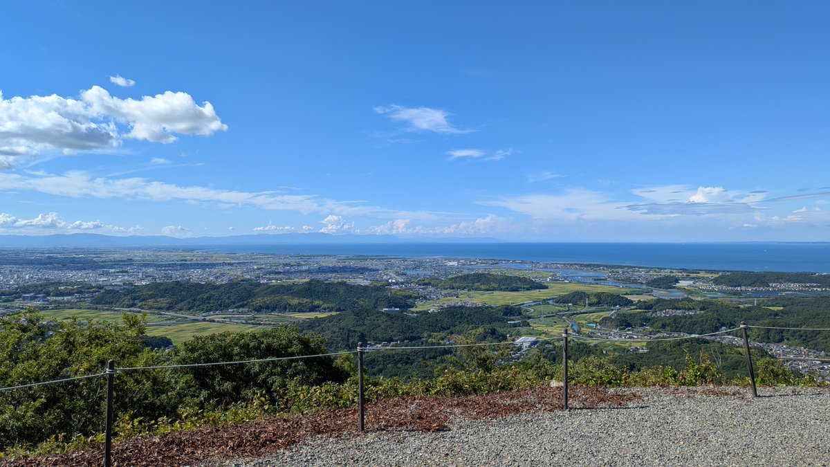 ray_R3_819's tweet photo. 今日は車でドライブ🚗 本当はバイクで行きたかったけど、午前中の天気予報で判断しました。現地では神宮(外宮、内宮)、朝熊岳金剛證寺に参拝してきたんだけど、その頃にはめちゃくちゃ天気が良くなって、朝熊山からの眺めはとても素晴らしかったです。ただケチって一般道ONLYで往復したら、休憩なしで片道4時間かかったよ🙃