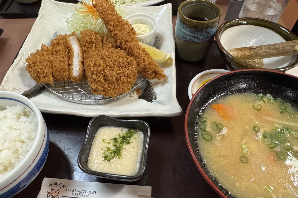 Nyouya's tweet photo. トンカツなどを食べまして https://t.co/XWVXWgAtGj
