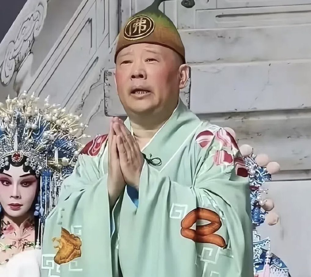 Fiona1775129's tweet photo. 听说郭先生武汉的相声惊动了有司。相声这东西，本就是拿人间百态做文章。若说得四平八稳，句句端庄，倒不如请先生们坐下来念一遍公文，岂不更省事？凤姐那嘴若照今日的规矩逐字句查去，只怕大观园也得贴整改通知。若到最后人人都不好笑了那倒真是干净。只是这世上的热闹，大约也就没了。who cares? https://t.co/t9FfrWWij0
