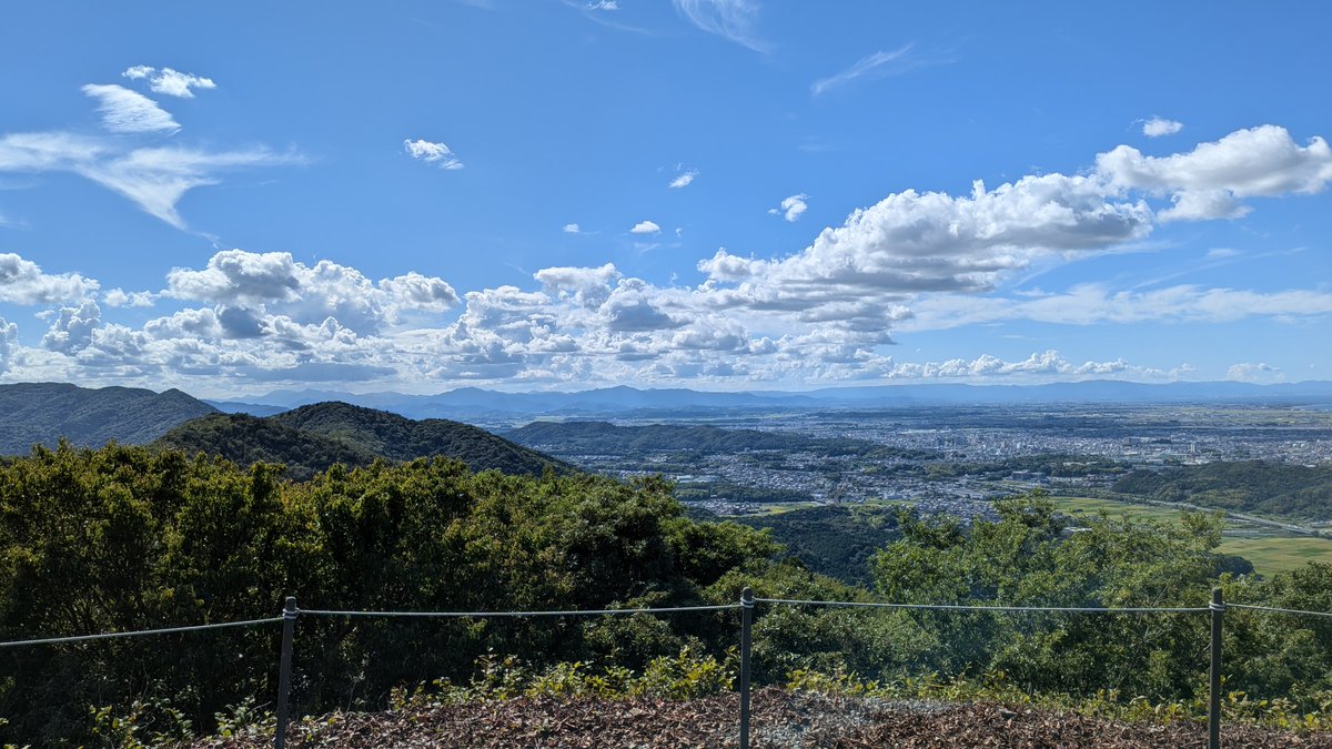 ray_R3_819's tweet photo. 今日は車でドライブ🚗 本当はバイクで行きたかったけど、午前中の天気予報で判断しました。現地では神宮(外宮、内宮)、朝熊岳金剛證寺に参拝してきたんだけど、その頃にはめちゃくちゃ天気が良くなって、朝熊山からの眺めはとても素晴らしかったです。ただケチって一般道ONLYで往復したら、休憩なしで片道4時間かかったよ🙃