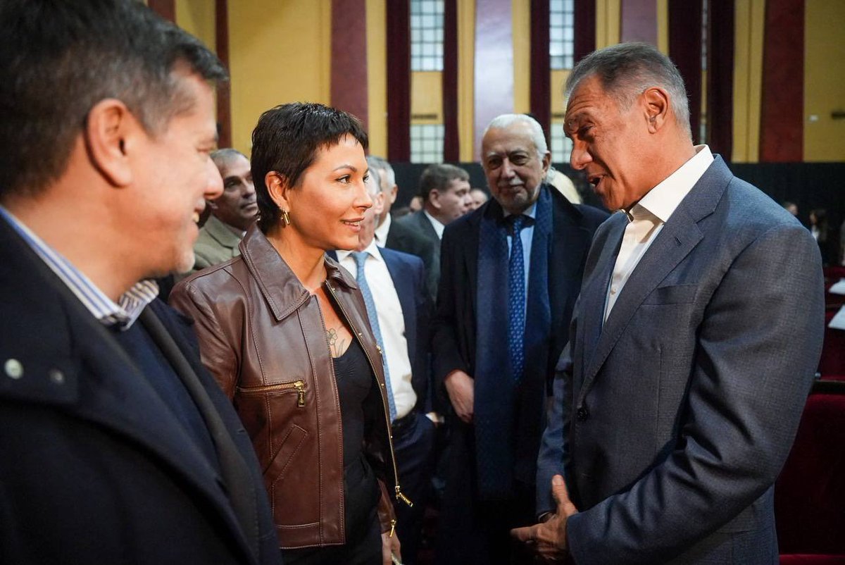 DarkPolitiK's tweet photo. - Vos sabés que yo operé para que metieran presa a Cristina.
- Bueno, eran tiempos dificiles Daniel, no te sientas culpable. https://t.co/Q9cQDIbatw