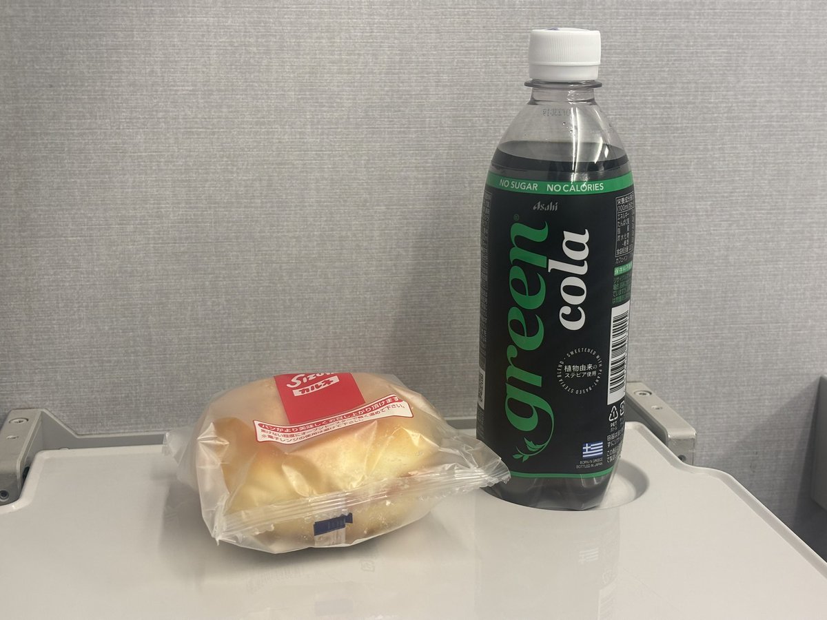 K_Manjiro's tweet photo. 東京向かってます。なんかエクシオンカラーのコーラがあったので買ってみた #C108 #オリジナルヒーロー #無敵虫人Gメタル #宇宙特捜エクシオン #メタルヒーロー #特撮 #特撮好きと繋がりたい #ProjectGREN https://t.co/cEkYRsdCcB