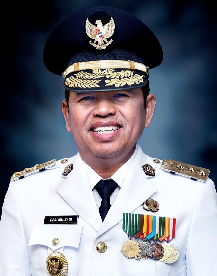 indepenSumatera's tweet photo. KORBAN KONTEN🚨

Bantuan Berujung Perundungan Ketika Kekuasaan Pejabat Dijadikan Alat Permalukan Rakyat demi Konten!

Sebuah tren mengkhawatirkan kembali menjadi sorotan publik wak, potongan video Gubernur Jawa Barat KDM, yang berulang kali merendahkan verbal bullying mahasiswa Unpad di depan kamera. 

Mulai dari ucapan menohok ENGGAK BOLEH PUNYA MENTAL GESER, emang yang mau BANTU SIAPA, hingga membeberkan masalah privasi keluarga warga ke ruang publik secara terbuka.

Bagi sebagian orang, gaya ini mungkin dikemas sebagai PENDIDIKAN MENTAL atau KETEGASAN SEORANG PEMIMPIN. Namun, mari kita membongkar realitas di balik kamera ini secara jernih wak.

1. Ketimpangan Relasi Kuasa POWER IMBALANCE 

Seorang Gubernur memegang kekuasaan politik, anggaran, dan sorotan media. Sementara warga terutama mahasiswa atau rakyat biasa berada di posisi rentan yang datang untuk meminta solusi atau bantuan.

Menggunakan posisi kekuasaan tersebut untuk mempermalukan, menyindir, atau menghakimi urusan pribadi rakyat di depan kamera bukanlah bentuk edukasi, melainkan PERUNDUNGAN VERBAL /verbal abuse yang dilindungi oleh tirai popularitas.

2. Eksploitasi Kerentanan Demi Algoritma & Monetisasi Konten

Jika niat seorang pejabat publik murni untuk membantu rakyat yang mengalami kesulitan finansial atau masalah pendidikan 
- Mengapa harus ada proses intimidasi verbal di depan lensa kamera?
- Mengapa privasi dan kehormatan keluarga warga harus dikorbankan demi mengejar durasi video, ENGAGEMENT, dan VIEWS di media sosial?

Bantuan dari uang rakyat atau anggaran daerah adalah HAK WAKAF MASYARAKAT, bukan kemurahan hati pribadi pejabat yang harus dibayar dengan harga diri dan martabat warga!

3. Bahaya Laten Normalisasi BULLYING oleh Pejabat

Ketika seorang Kepala Daerah mencontohkan pola komunikasi yang gemar merendahkan warga kecil, hal ini mengirimkan pesan berbahaya bagi masyarakat luas wak, seolah-olah siapa pun yang memiliki uang dan jabatan berhak membully pihak yang lebih lemah.

Negara ini dibentuk atas dasar nilai kemanusiaan yang adil dan beradab. Tugas pejabat adalah memfasilitasi solusi kebijakan secara bermartabat, bukan menciptakan panggung PENGADILAN MORAL harian di akun media sosialnya.

Rakyat butuh Gubernur yang bekerja secara terstruktur melalui sistem dan kebijakan publik, bukan konten kreator yang menjadikan kesulitan warga sebagai bahan olokan dan pencitraan politik!

Bagaimana pandangan kalian wak? Apakah gaya komunikasi pejabat yang suka mempermalukan warga demi konten ini masih bisa dimaklumi, atau sudah melampaui batas etika kepemimpinan?