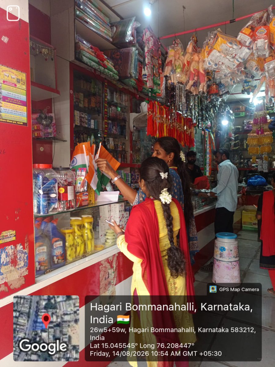 TMCHBH's tweet photo. Inspection carried by Hagaribommanahalli Municipality staff regarding banned plastic national flags in the market, imposed fine for the sellers. @swachhbharatgovkurban @mohua__india #hagaribommanahalli https://t.co/h5L99jdE4p
