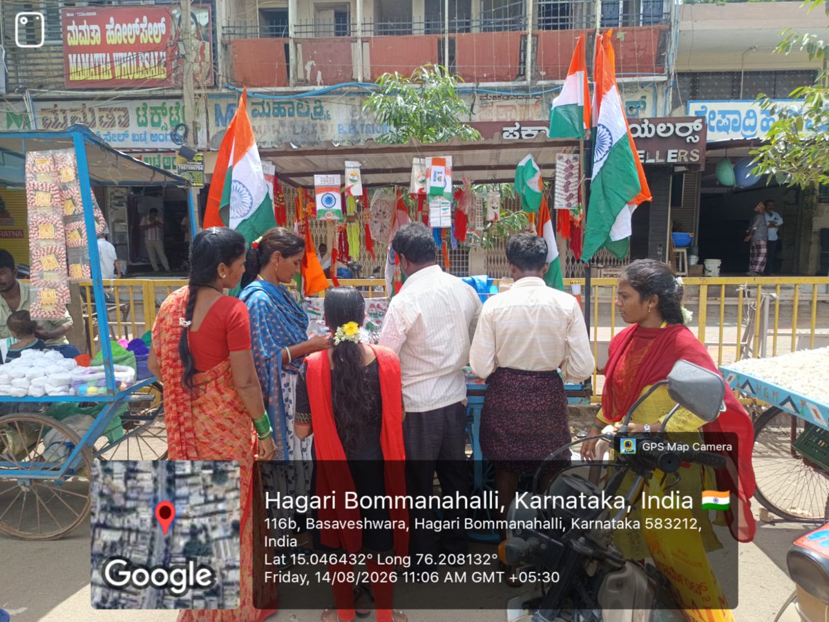 TMCHBH's tweet photo. Inspection carried by Hagaribommanahalli Municipality staff regarding banned plastic national flags in the market, imposed fine for the sellers. @swachhbharatgovkurban @mohua__india #hagaribommanahalli https://t.co/h5L99jdE4p