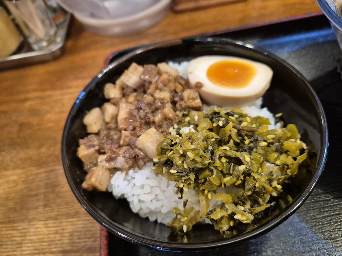 KOF5000's tweet photo. ��盆真っ只中ですが、今日も仕事でした。ランチで『大鷹ラーメン』に行ってきました。ランチメニュー完売ってことなので、特製赤鷹ラーメンとルーローハンにしました。やっぱり旨いね😋

#大鷹ラーメン
#特製赤鷹ラーメン
#ルーローハン https://t.co/Ecb3vtlUzq