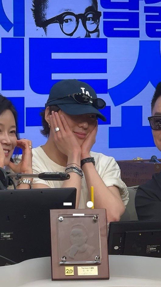 S2_302's tweet photo. 260814 컬투쇼 #강승윤

이뿌당 ㅠㅡㅠ https://t.co/pA4N7gOXmC