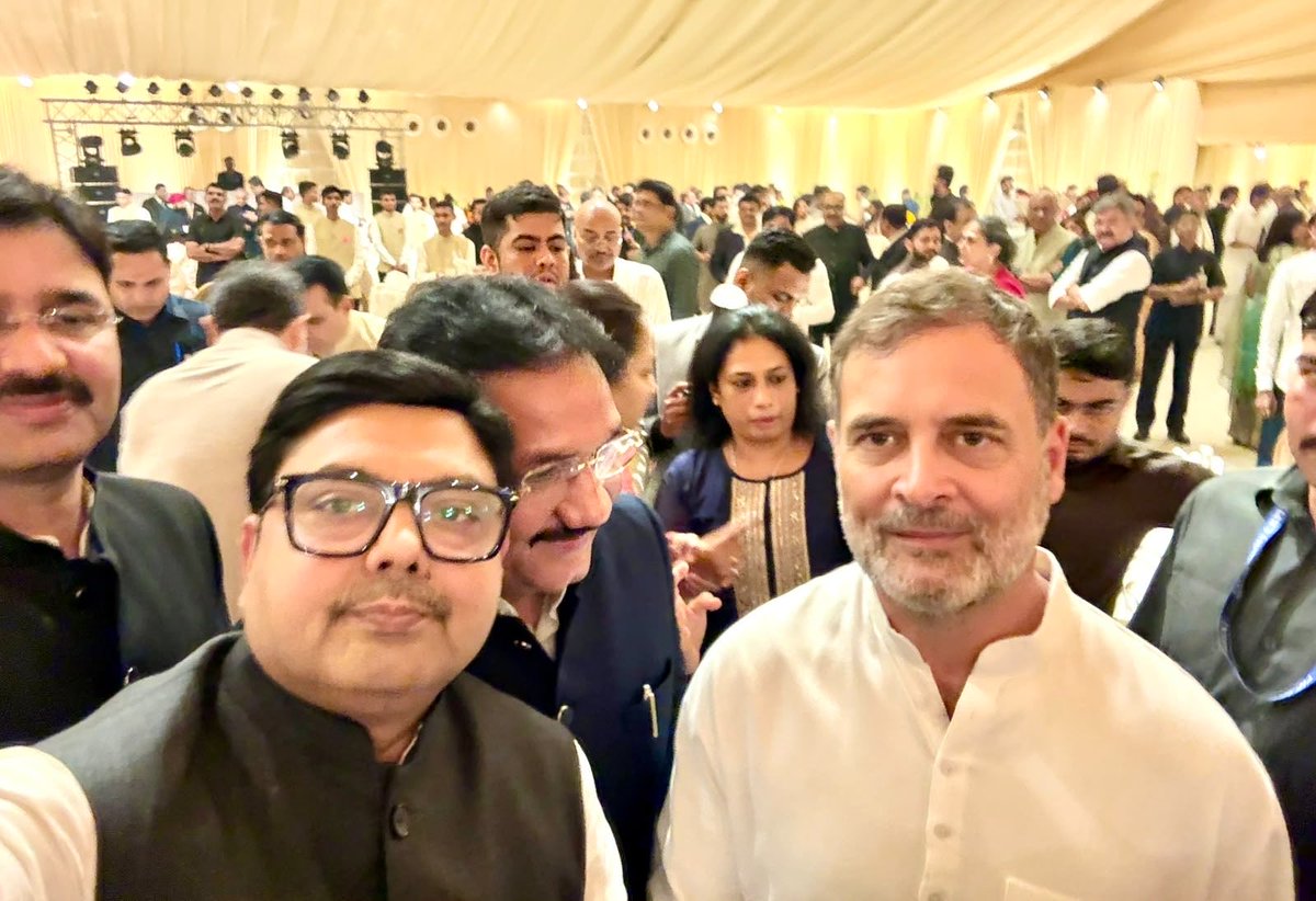 brijeshtrapathi's tweet photo. 📍 नई दिल्ली

रेवती एवं सारंग के विवाह स्वागत समारोह में सम्मिलित होकर नवविवाहित जोड़े को सुखी एवं मंगलमय वैवाहिक जीवन की हार्दिक शुभकामनाएँ। 🙏🌸

#RevatiAndSarang #WeddingReception #NewDelhi https://t.co/quK9oLoFUY