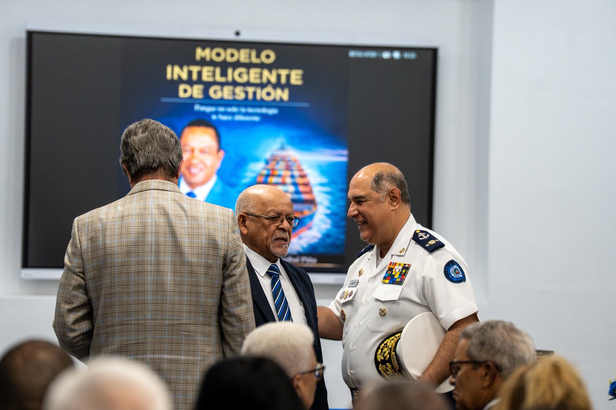 AnibalPina's tweet photo. Momentos del acto del lanzamiento de nuestro 2do libro “Modelo Inteligente de Gestión” Porque no solo la tecnología te hace diferente en @UNICARIBE https://t.co/SUMLtrfETc