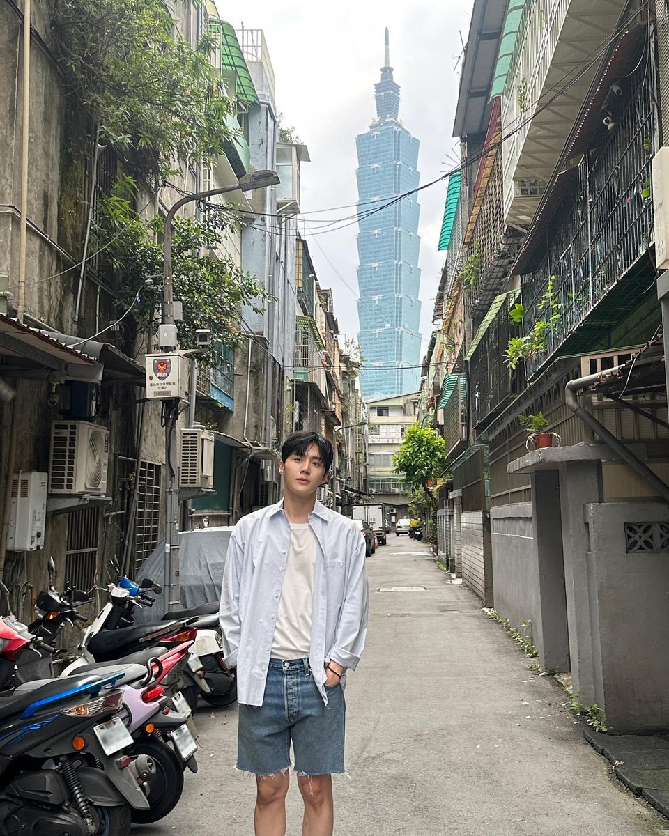 myjuyz_seonho's tweet photo. On his third visit to Taiwan, Kim Seonho talked about his travel style. He said he usually only plans one main goal:

“For example, this time I came to Taipei because I wanted to eat shrimp. If I’m staying for 4 days and 3 nights, I’ll just focus on the shrimp, then go for walks and explore slowly, thinking, ‘Where can I find some good shrimp?’”

After saying this, he laughed and joked about himself:

“Actually, it’s basically no plan at all. Traveling is healing for me, so I don’t plan my trips too tightly.”

His 4th visit will be on AAA 2026 in Kaohsiung.