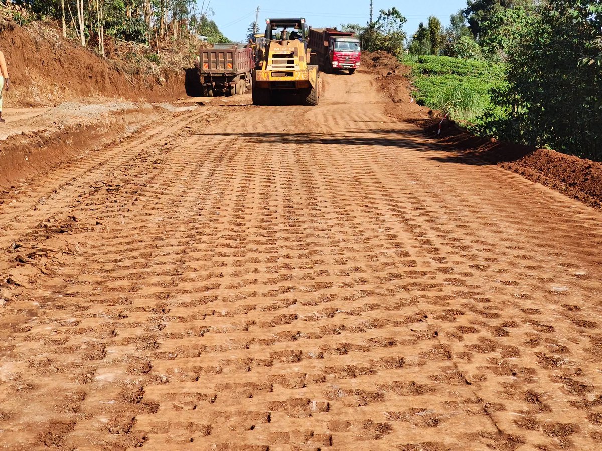 Roads_KE's tweet photo. Dust is out, bitumen is in! 
Phase II of the Kiamaina–Gathuthuma–Kianjagi Road project is officially taking shape and it’s a game changer for the region.
#seamlessconnectivity #beyondthehighway https://t.co/SUHof586Ne