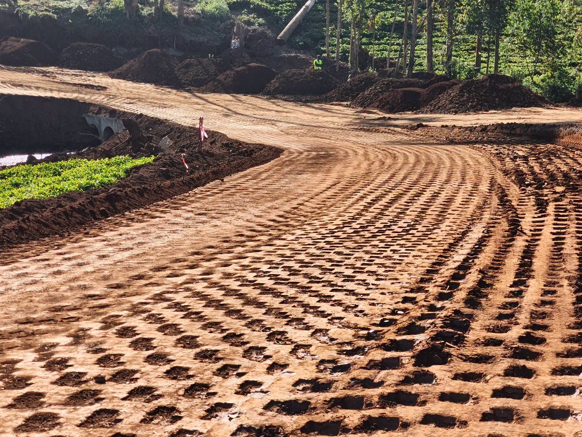 Roads_KE's tweet photo. Dust is out, bitumen is in! 
Phase II of the Kiamaina–Gathuthuma–Kianjagi Road project is officially taking shape and it’s a game changer for the region.
#seamlessconnectivity #beyondthehighway https://t.co/SUHof586Ne