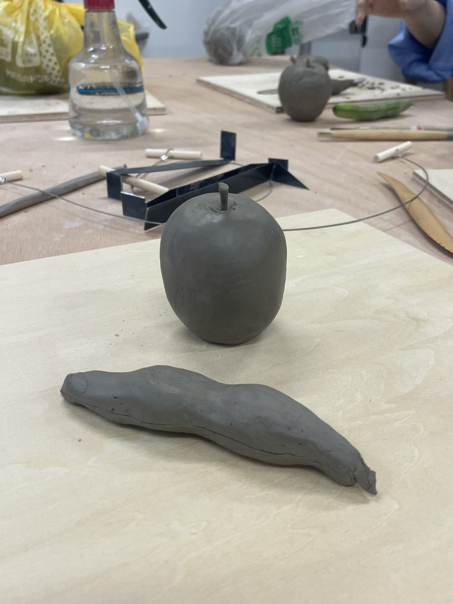 Eigiro1's tweet photo. 授業で作ったつぶ貝の殻とりんご・そら豆のささ
粘土めっちゃ楽しいことに気づいた1春！ https://t.co/hMtdlbSY5S