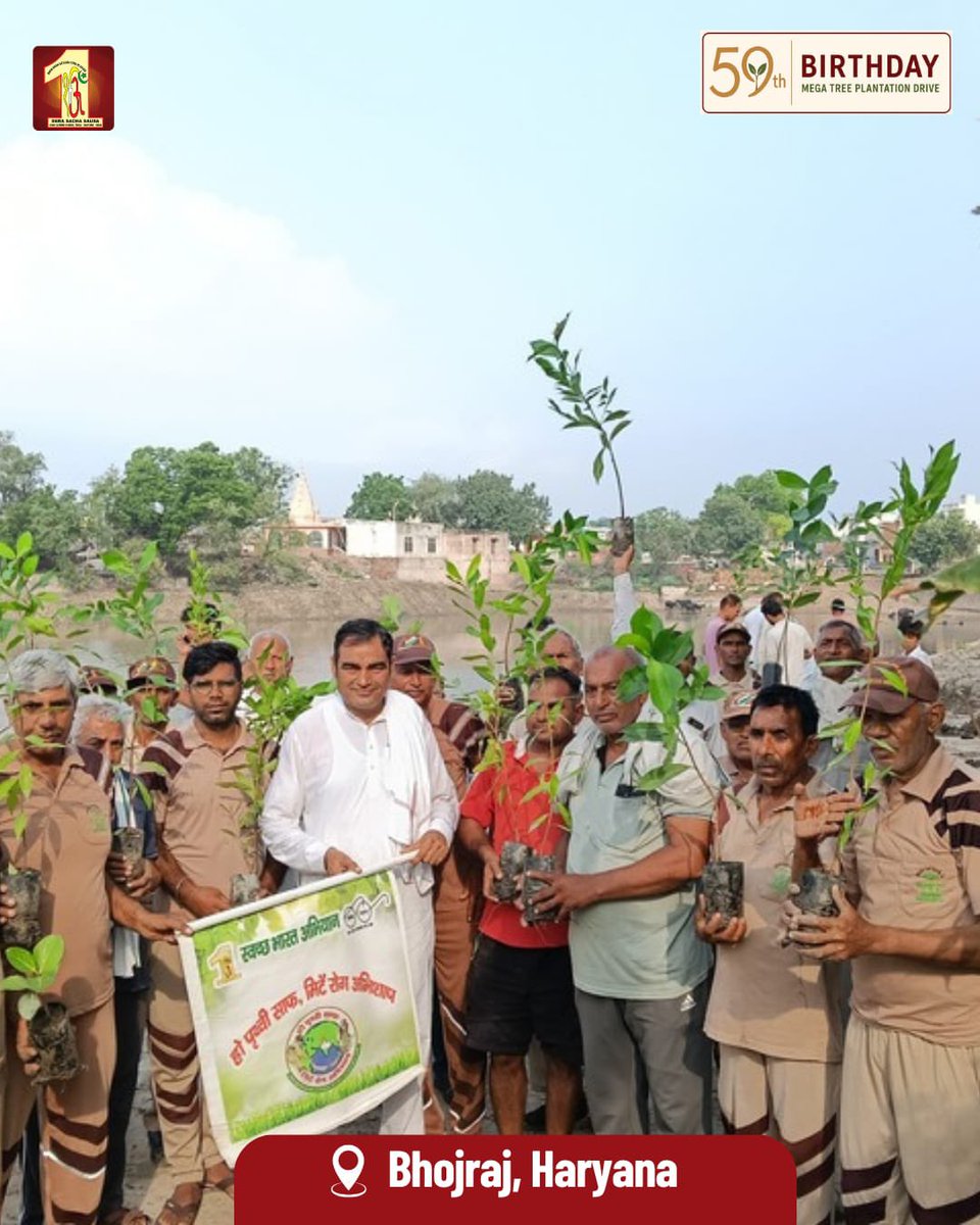 DSSNewsUpdates's tweet photo. आज पेड़ लगा कर धरती को अनोखी पार्टी दी!

और आखिर क्यों नहीं, क्योंकि मौका है कुछ खास,
फ़िज़ा, आसमान और धरती को हुआ खुशी के एहसास,
तो सेवादारों ने लगाए पौधे, डाला पानी और कुछ खाद,
हरा-भरा तोहफा देकर करी MSG भंडारे की खुशियों की शुरुआत।
ये झलकियाँ हैं ब्लॉक भोजराज की, जहां संत डॉ गुरमीत राम रहीम सिंह जी के अवतार दिवस की खुशी में पूर्व दिवस पर सैंकड़ों पौधे लगाए गए।🌳

#59thMSGBhandara #MegaTreePlantationDrive #TreePlantation