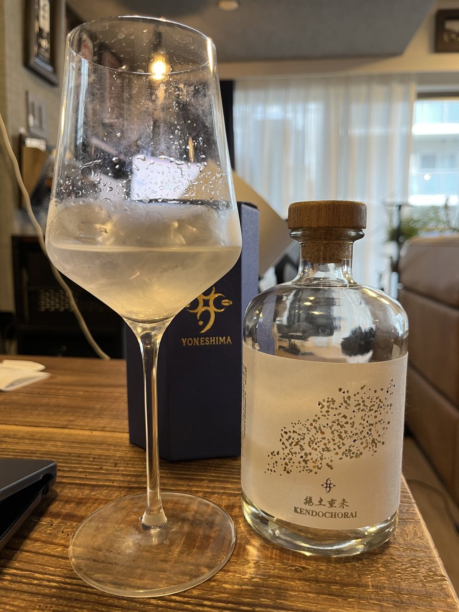 watabe_locahunt's tweet photo. 久米島後編にて出会った
米島酒造さんからのプレゼント🎁

久米島で作られたら特製泡盛
捲土重来（けんどちょうらい）

こちらを一名様にプレゼントします！

こちらのアカウントのフォロー
そして、引用RTをお願いします。

締め切りは1週間後の金曜日
8月21日までです。

#渡部ロケハン https://t.co/DPuJTHFivd
