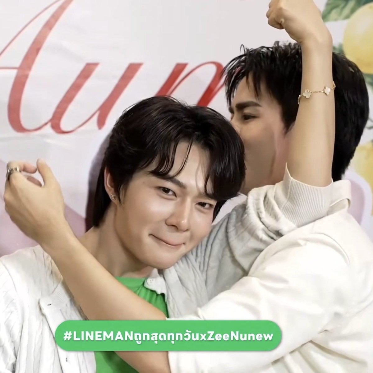 sHXkkkk's tweet photo. เขินครับ ฮ็อบครับ ทำดีๆๆๆ555555555555555555555555555555555

LINE MAN LIVE x Zee Nunew
#LINEMANถูกสุดทุกวันxZeeNunew
#ZeeNuNew https://t.co/3kMse6fwAO