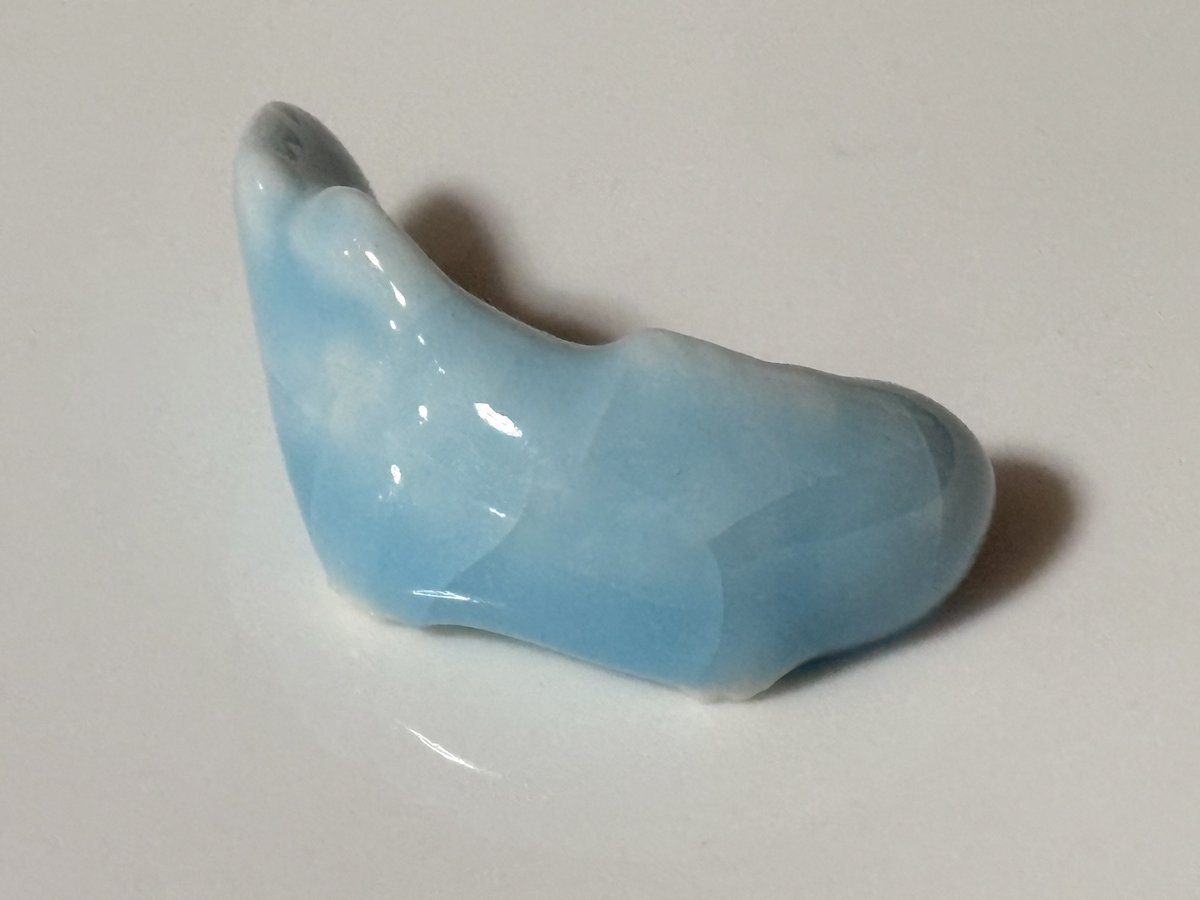 daikomoti's tweet photo. 青磁氷裂釉を使ってみたけど別物になったわ。謎の箸置き。もっと薄く掛けよう。 https://t.co/Hyk4fXCjM8