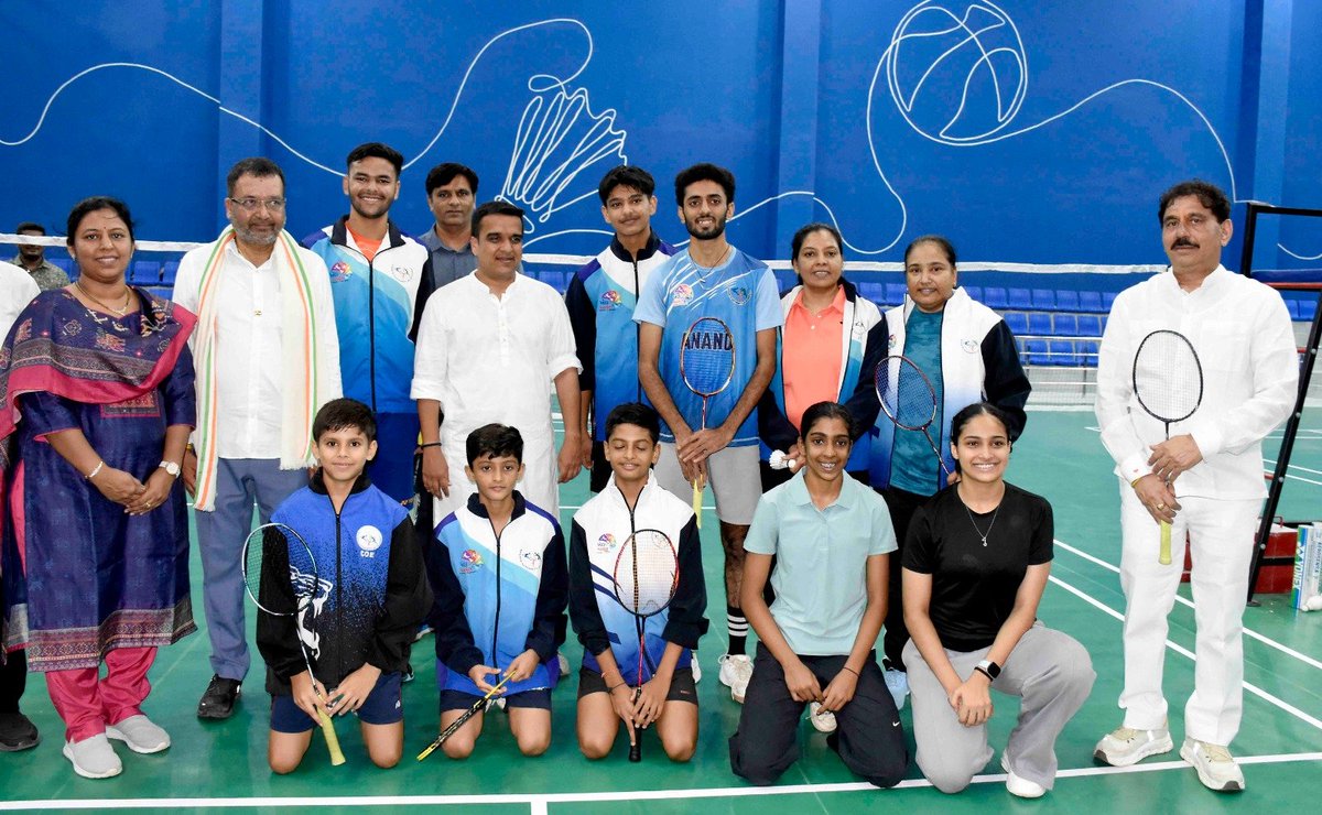 DDNewsGujarati's tweet photo. નાયબ મુખ્યમંત્રી હર્ષ સંઘવીએ આણંદ ખાતેના જિલ્લા રમત સંકુલની લીધી મુલાકાત.
નાયબ મુખ્યમંત્રીએ જિલ્લા રમત સંકુલમાં ઉપલબ્ધ સુવિધાઓનું નિરીક્ષણ કરી ખેલાડીઓ સાથે બેડમિન્ટન રમીને ખેલાડીઓનો ઉત્સાહ વધાર્યો.
@sanghaviharsh
#Anand #SportsComplex #Gujarat #GujaratGovernment #SportsDevelopment #YouthDevelopment #SportsInfrastructure #AnandNews #Sports #YouthPower