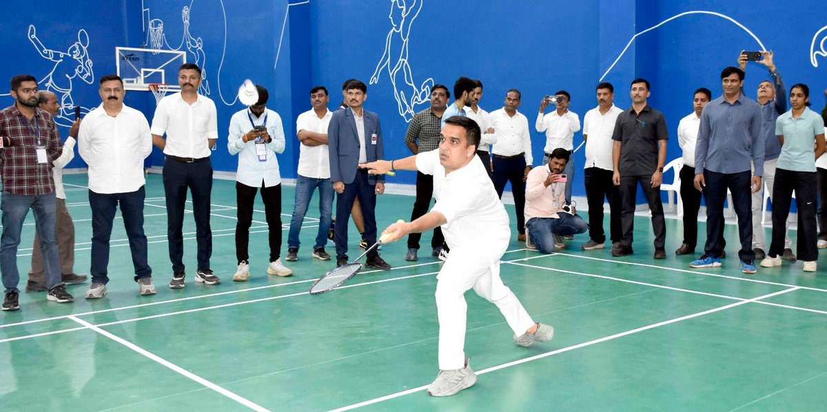 DDNewsGujarati's tweet photo. નાયબ મુખ્યમંત્રી હર્ષ સંઘવીએ આણંદ ખાતેના જિલ્લા રમત સંકુલની લીધી મુલાકાત.
નાયબ મુખ્યમંત્રીએ જિલ્લા રમત સંકુલમાં ઉપલબ્ધ સુવિધાઓનું નિરીક્ષણ કરી ખેલાડીઓ સાથે બેડમિન્ટન રમીને ખેલાડીઓનો ઉત્સાહ વધાર્યો.
@sanghaviharsh
#Anand #SportsComplex #Gujarat #GujaratGovernment #SportsDevelopment #YouthDevelopment #SportsInfrastructure #AnandNews #Sports #YouthPower