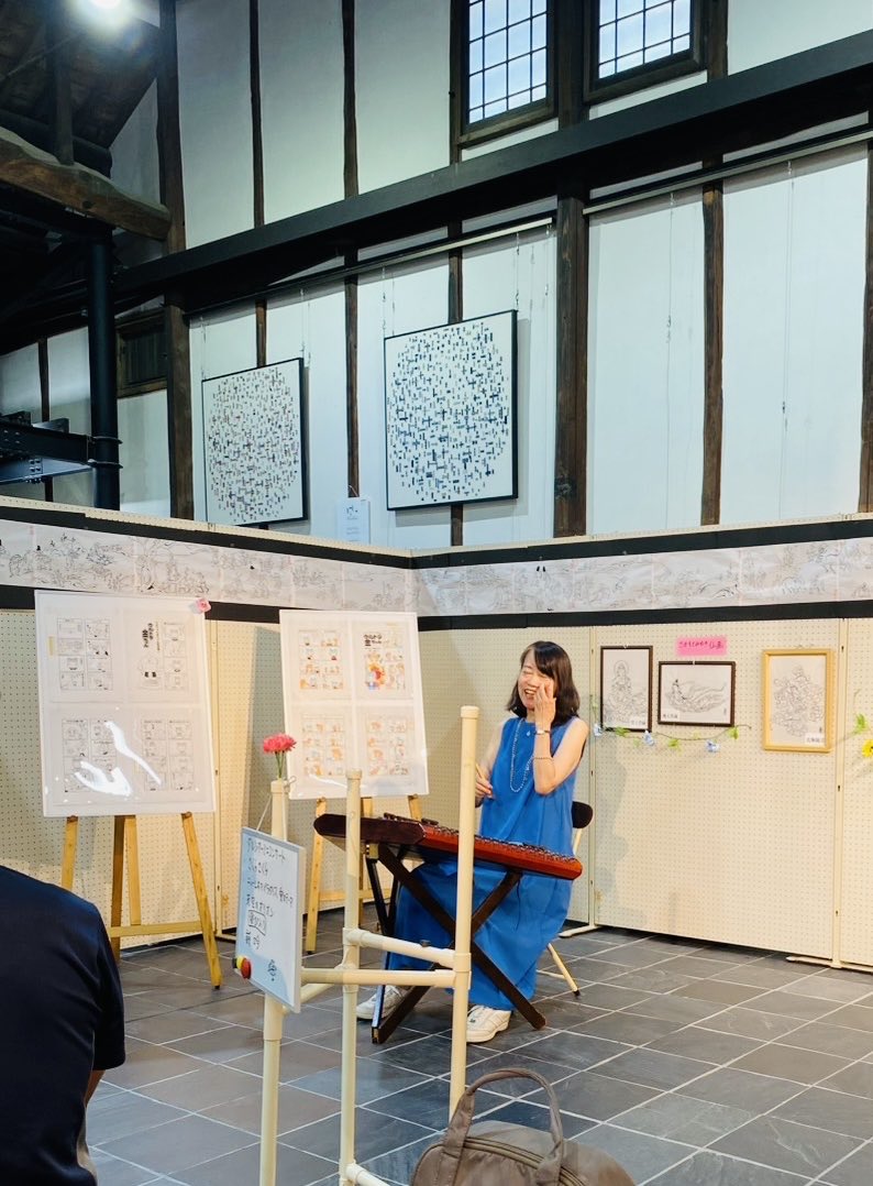 urutorakinchan's tweet photo. 8月11日、柳井市西蔵で開催された４コマ漫画家岡本道則作品展示会に、わたしの漫画と写仏画も展示して頂きました。そして、絵の前でダルシマー演奏させて頂きました。応援に来てくださったお友達たち、ありがとうございました😊🙏 https://t.co/SjbZ0mcs5e