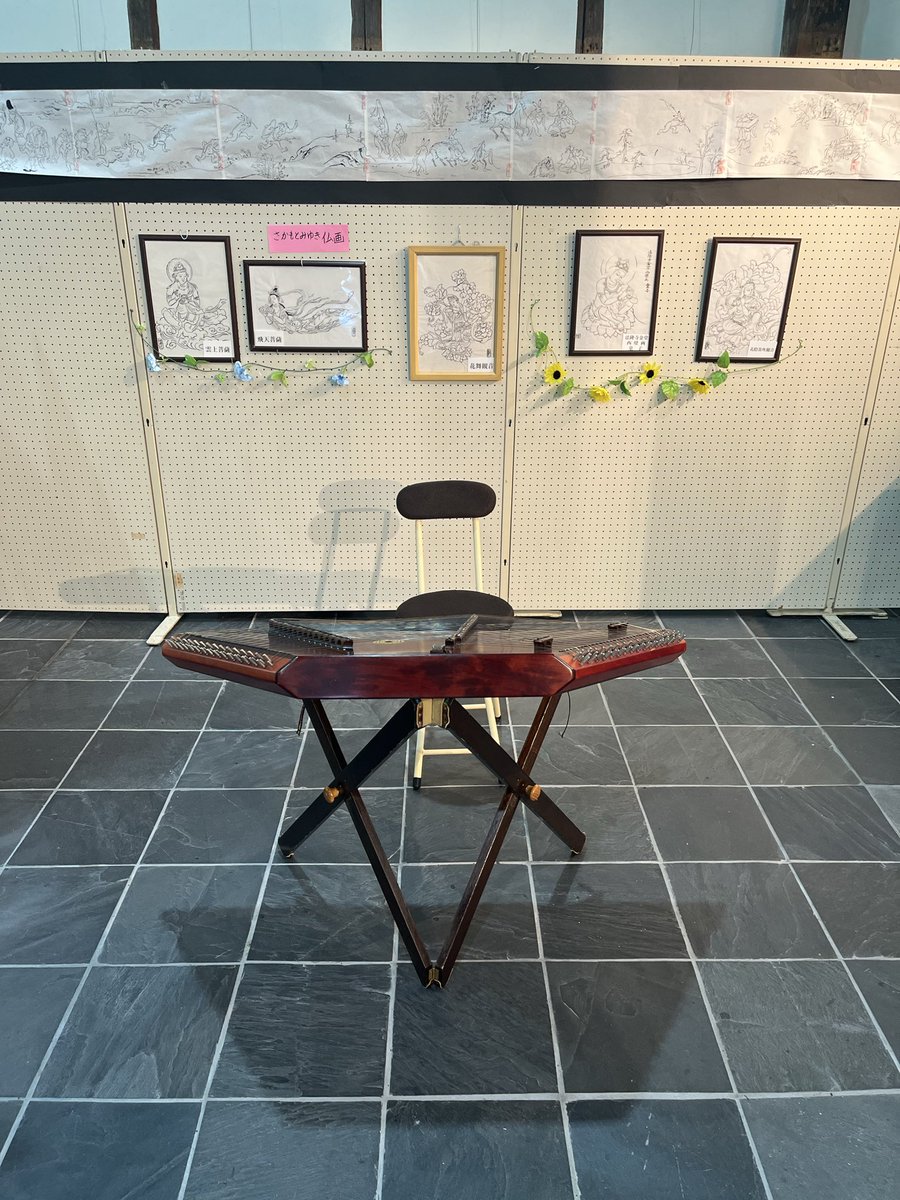 urutorakinchan's tweet photo. 8月11日、柳井市西蔵で開催された４コマ漫画家岡本道則作品展示会に、わたしの漫画と写仏画も展示して頂きました。そして、絵の前でダルシマー演奏させて頂きました。応援に来てくださったお友達たち、ありがとうございました😊🙏 https://t.co/SjbZ0mcs5e
