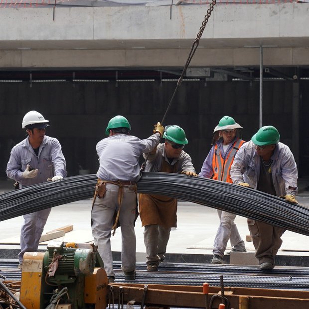 clarincom's tweet photo. Nuevo récord de demandas laborales pese a la vigencia de la reforma de Milei

En los primeros siete meses de 2026 se iniciaron 72.525 demandas contra el sistema de riesgos del trabajo y la Unión de Aseguradoras de Riesgos del Trabajo (UART) proyecta 137.800 juicios para todo el año, por encima del récord de 134.141 de 2025. La entidad sostiene que la judicialización continúa en niveles muy altos, a razón de unos 400 juicios diarios.

Santa Fe es el principal foco de crecimiento: acumuló 12.150 juicios entre enero y julio, un 18% más interanual, frente al 2% de aumento en todo el país. Para 2026 se proyectan allí 349 demandas cada 10.000 trabajadores, contra 138 en el promedio nacional.

El aumento se produce pese a la vigencia de la reforma laboral, que tuvo entre sus objetivos reducir la litigiosidad. La UART reclamó respuestas de la Justicia, destacó un reciente fallo de la Corte Suprema y pidió aplicar el artículo 89, que, en resumen, exige a los jueces laborales alinear sus decisiones con la doctrina del máximo tribunal.

(+) en Clarín: https://t.co/pjDHZ2mFOQ