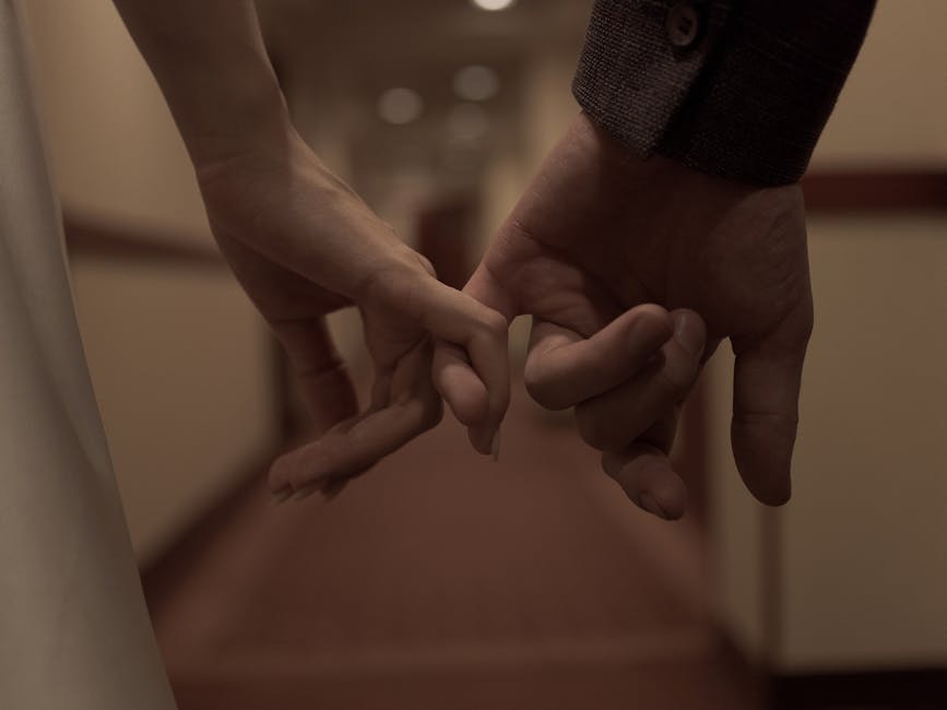 wallacenathan99's tweet photo. 新的Y2K风让我爱上这件深蓝色围巾。Ruby 喜欢银色短靴带来的质感和 Scarlett dominique dunmead🦋 https://t.co/vLSmXRZpzn